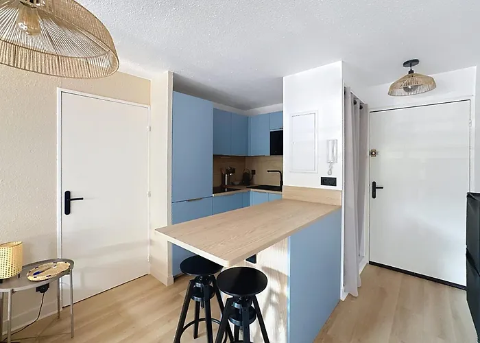 Charming Air-conditioned With Terrace & Parking 600 M From The