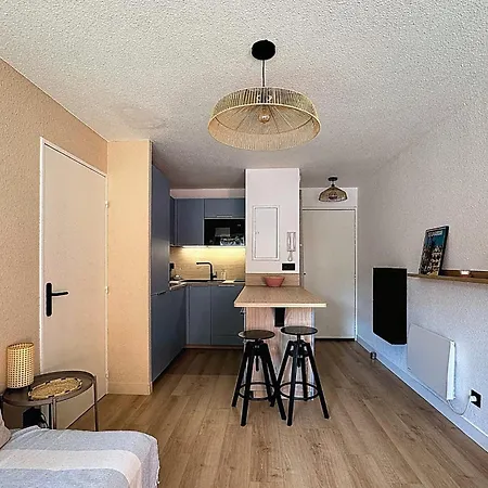 Charming Air-conditioned With Terrace & Parking 600 M From The Lejlighed